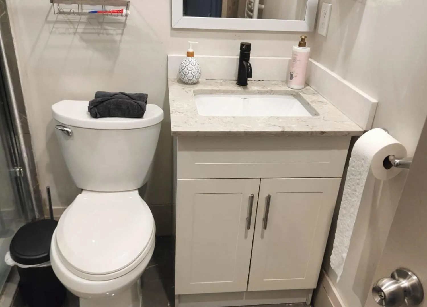 Budget Friendly Partitioned Room At Queen St- Ideal For Solo Travellers Toronto Accommodatie bij particulieren