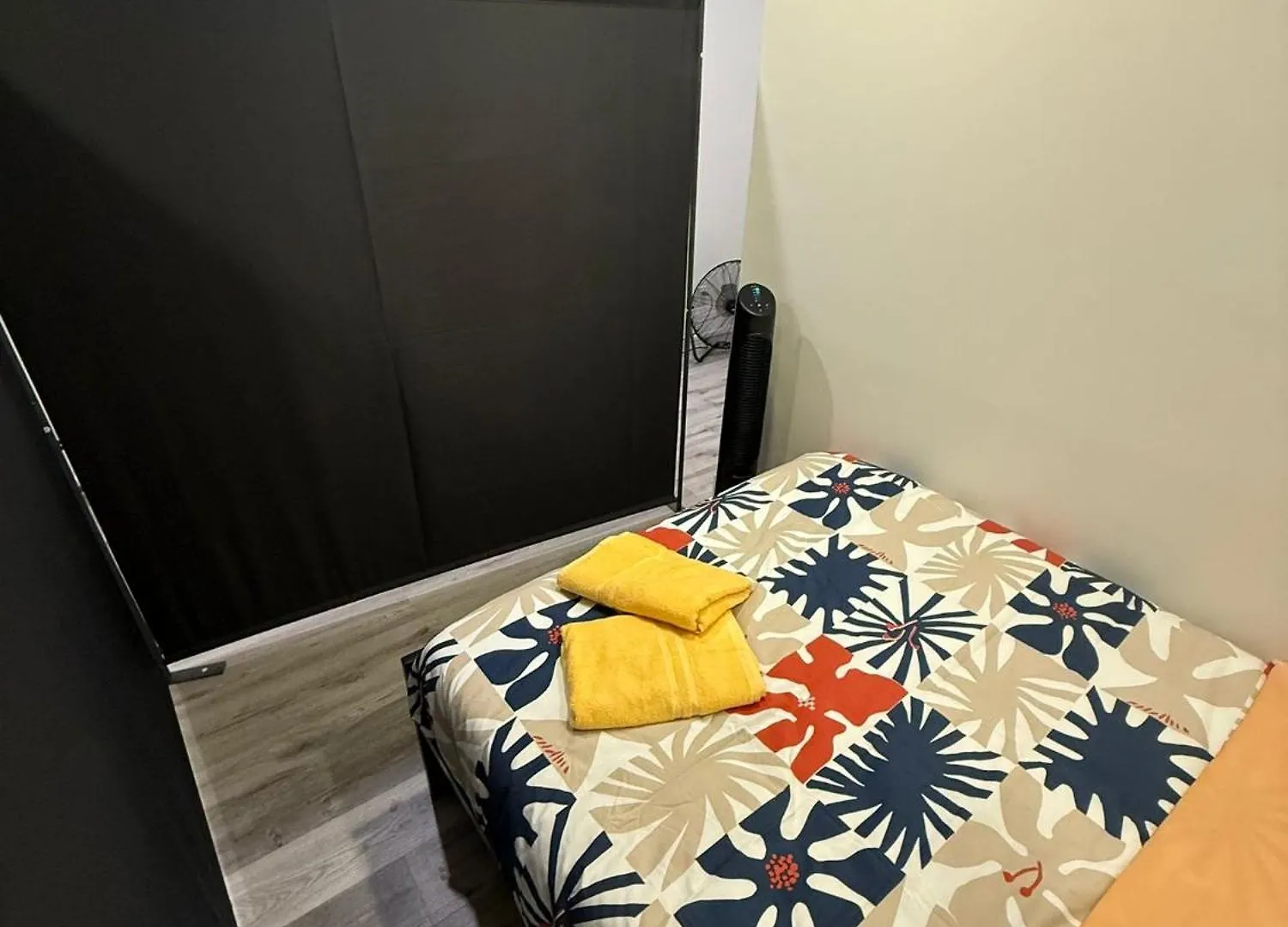 Budget Friendly Partitioned Room At Queen St- Ideal For Solo Travellers Toronto