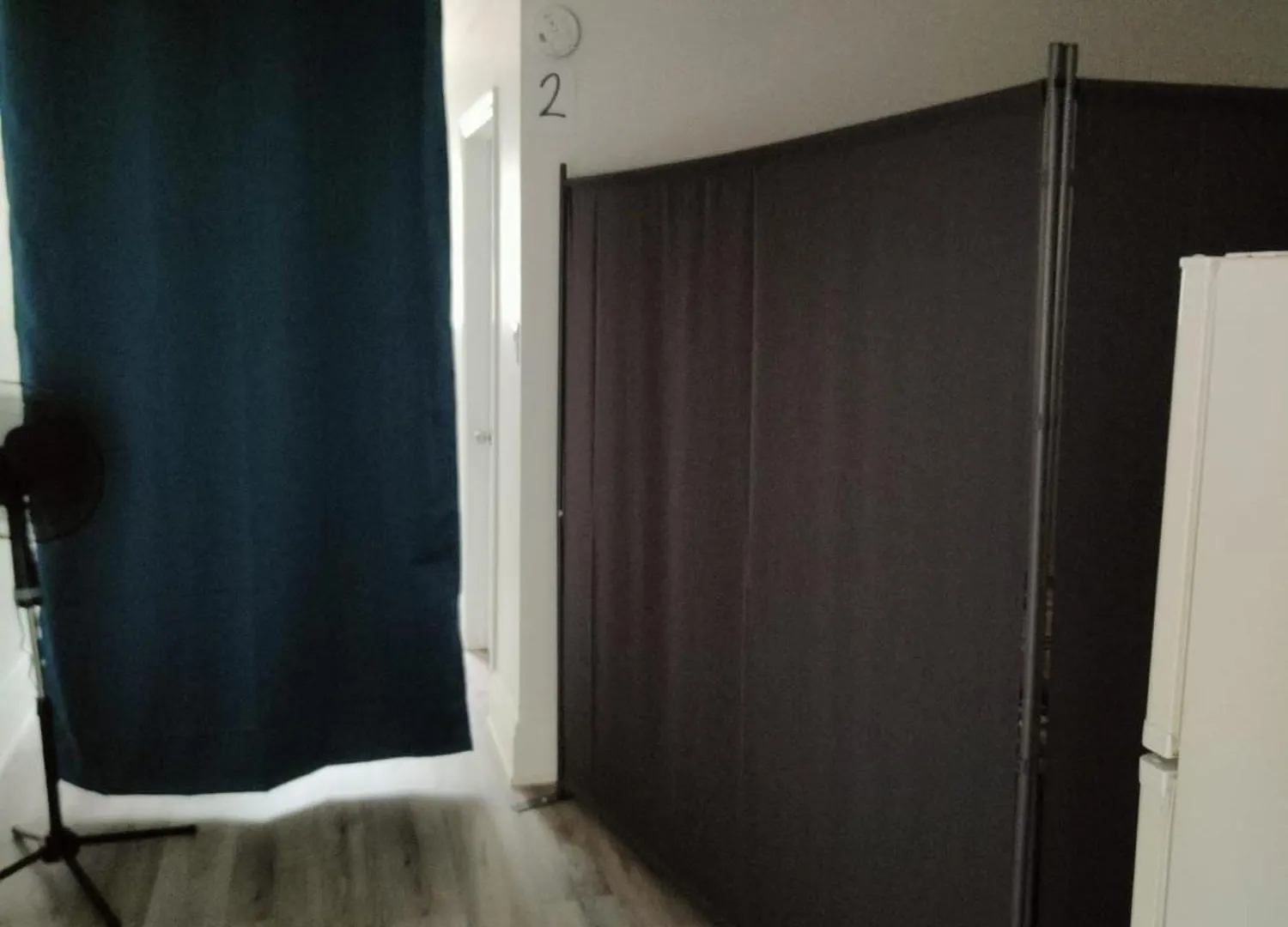 Budget Friendly Partitioned Room At Queen St- Ideal For Solo Travellers Toronto Accommodatie bij particulieren