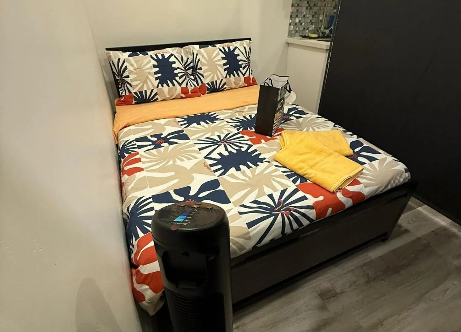Budget Friendly Partitioned Room At Queen St- Ideal For Solo Travellers Toronto Canada