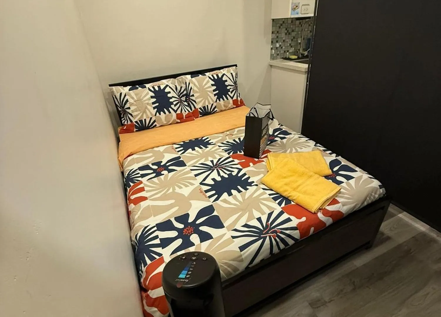Budget Friendly Partitioned Room At Queen St- Ideal For Solo Travellers Toronto